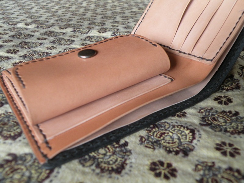 手縫い ヌメ革の二つ折り財布 – 手縫い革工房 | oharido (おはりど)